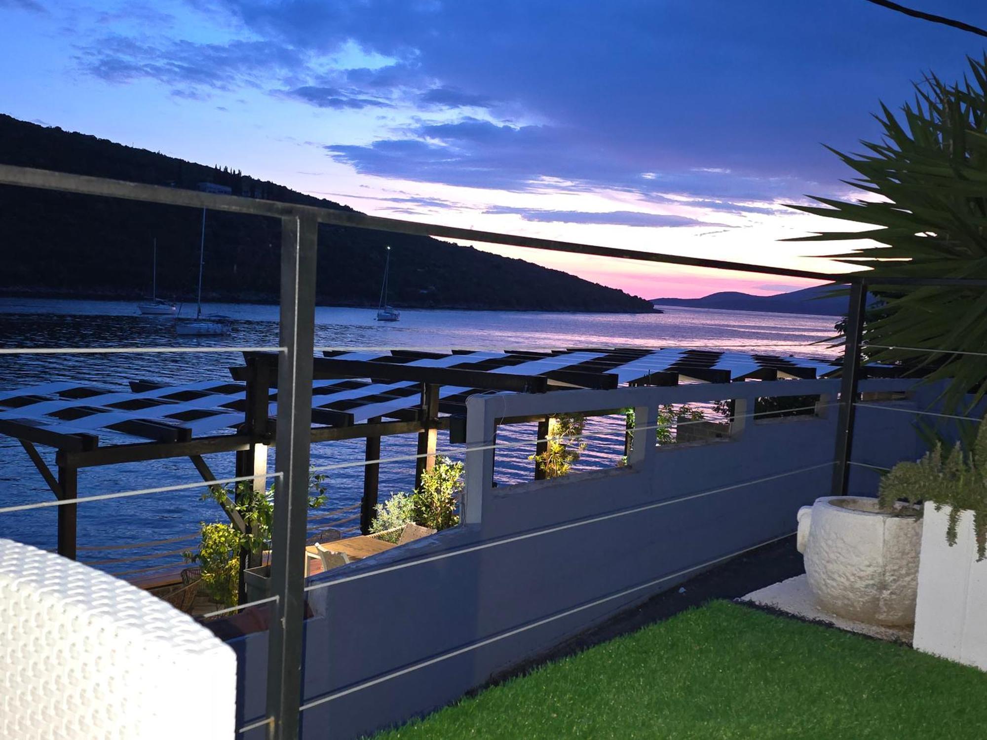 Апартаменты Waterfront Townhouse Sunset View With Garage Бигово Экстерьер фото